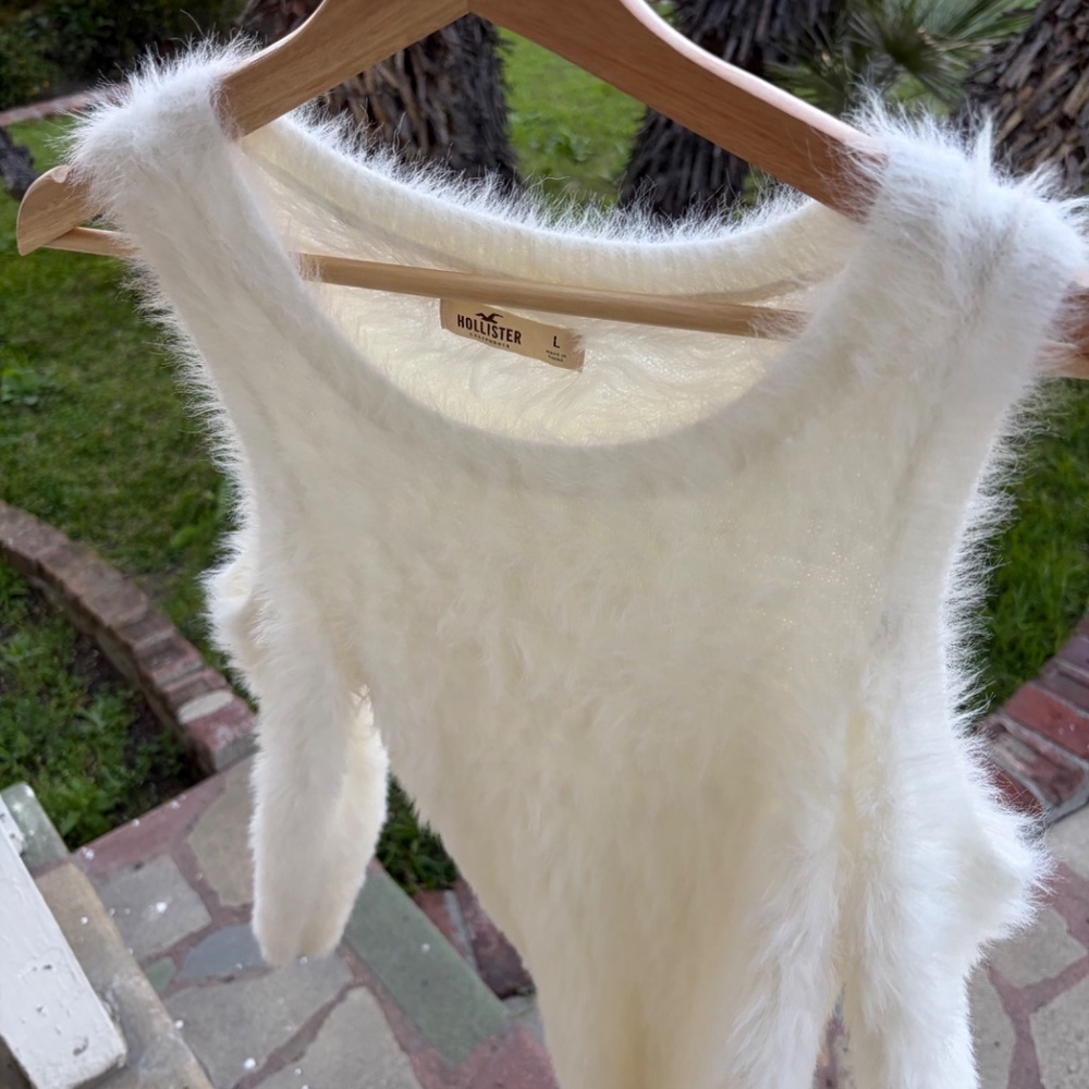Hollister Soft Fuzzy White Long Sleeve Sweater – Size L Cozy meets classic 🤍